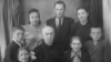 Родина Білих: Петро (знизу по центру), Віра (вгорі праворуч), Геннадій Тичина (знизу ліворуч), Микола (вгорі по центру)