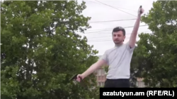 Айк Кюрегян во время инцидента возле здания суда в Ереване 12 июня 2014 г.