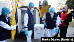 Medicinski radnici u Instituta za virusologiju, vakcine i serume "Torlak" preuzimaju prve zalihe vakcine kompanija Pfizer i BioNTech (22. decembar)