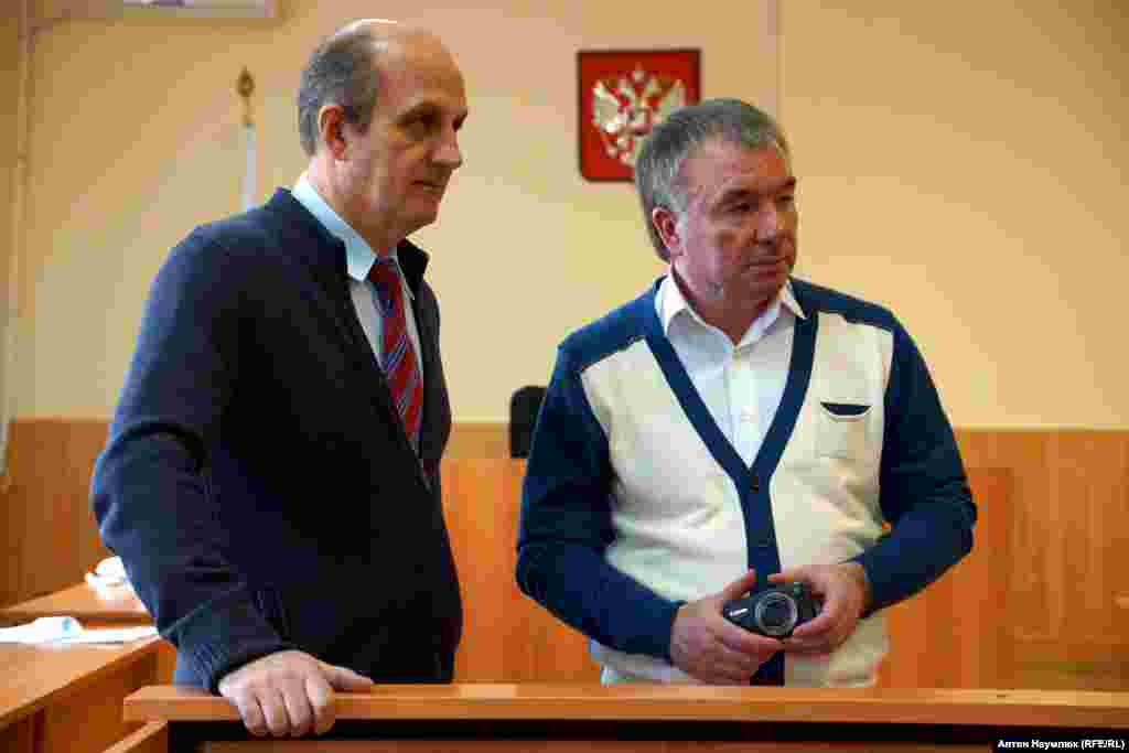 Адвокат Віктор Паршуткін, разом із консульською службою України й київською правозахисницею Марією Томак довели, що всі «жертви» Литвинова придумані, насправді таких людей ніколи не існувало