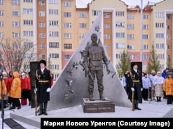Открытие памятника вторжению в Украину в Новом Уренгое на севере России