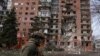 Украинский военнослужащий проходит мимо жилого дома, поврежденного в результате российских ударов по городу Покровск Донецкой области, 6 марта 2025 года