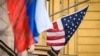 Un steag rus alături de cel american la ambasada Statelor Unite de la Moscova