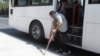 Jemgyýetçilik transportynda maýyplar üçin hiç hili ýörite şertler göz öňünde tutulmandyr.