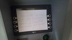 Aşgabatda bankomatlardan pul çekip bolmaýar