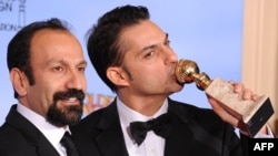 Câştigătorii Globului de Aur în categoria Cel mai bun film străin - regizorul Asghar Farhadi (stânga) şi actorul Peyman Moaadi, la ediţia a 69-a a Premiilor Golden Globe.