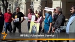 Anti-Odor Activists Assert 'Right To Breathe' In Lviv