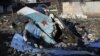 Fragmente dintr-un avion de luptă Su-34 al armatei ruse doborât în Cernigov, Ucraina, 6 aprilie 2022