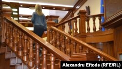 Pe treptele care duc spre sala de ședințe a Parlamentului