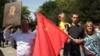 Демонстранты с советским флагом и портретом Сталина во время празднований Дня Победы. Алматы, 9 мая 2013 года.