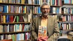 Адиб Халид со своей книгой Central Asia: A New History from the Imperial Conquests to the Present, 10 апреля 2024 года