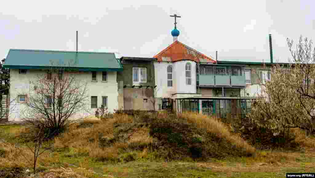 Храм святителя Іоанна Златоуста розташований неподалік вежі, практично в межах садівничого кооперативу «Політ»