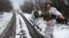 Ukrainanyň Luhansk oblastynda, gar bilen örtülen ýoldan barýan soldat, 2021-nji ýylyň dekabry