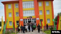 Президент Жалал-Абат облустук телерадиокомпаниясынын жаңы имаратын ачты.20-май, 2009-жыл.