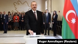 ილჰამ ალიევი ხმის მიცემის დროს