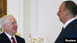 ԱՄՆ-ի պաշտպանության նախարար Ռոբերտ Գեյթսը (ձ) եւ Ադրբեջանի նախագահ Իլհամ Ալիեը: 