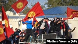 Gyrgyz protestçileri