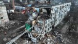 Surat Russiýanyň Ukrainanyň Poltawa şäherine uran raketa zarbasynyň netijesini görkezýär.