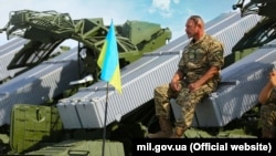 Український воїн-артилерист і зенітно-ракетні комплекси Оса-АКМ
