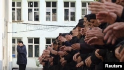 Заключенные принимают участие в праздновании Eid al-Adha в тюрьме в Душанбе, 26 октября 2012 г.