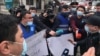 Шымкентские журналисты пришли к полиции с требованием прекратить препятствовать им в работе. За день до этого полицейские мешали корреспондентам вести съемку во время стихийного протеста жителей села Алтынтобе. 5 апреля 2021 года.