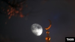 Russia -- The moon is seen behind the crescent of the Yaroslavl Central Mosque, 29Nov2012