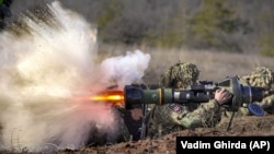 Ukrán katona tankelhárító fegyverrel a kelet-ukrajnai hadgyakorlaton Donyeck megyében 2022. február 15-én