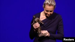 Yulia Navalnaya accepted the Dresden Peace Prize for her late husband, Aleksei Navalny.