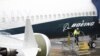 Работник до самолета Boeing 737 MAX 9 на летище във Вашингтон, САЩ.