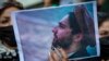 
Фото Ахмада Масуда в руках протестующих у здания посольства Пакистана в Тегеране, 9 сентября 2021 года 