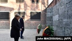 Angela Merkel și premierul polonez Mateusz Morawiecki la Auschwitz-Birkenau