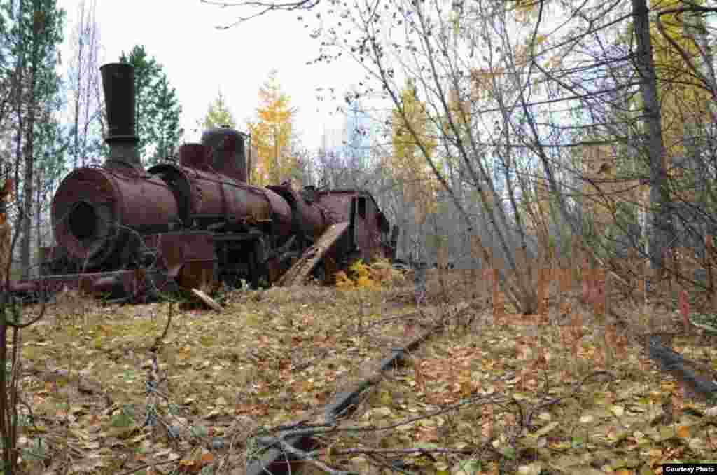Several locomotives used on the railway were simply left behind to rust away once the project was aborted.