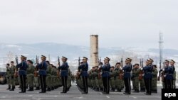 Članovi Bezbedonosnih snaga Kosova na paradi u Prištini