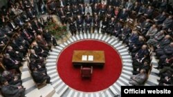 Ceremonia e nënshkrimit të Kushtetutës së Republikës së Kosovës pas shpalljes së pavarësisë.