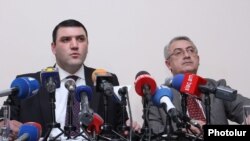 Հայաստանի զինվորական դատախազ Գեւորգ Կոստանյանը (ձ) մամուլի ասուլիսում: