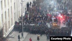 Сутички біля адміністрації президента України 1 грудня, які були спровоковані групою осіб. Деяких із них було зафіксовано на відео, коли вони перебували серед «беркутівців». Посилання на відео наприкінці публікації.