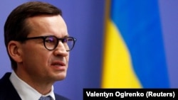 Mateusz Morawiecki a kijevi látogatását követő sajtótájékoztatón, 2022. február 1-jén