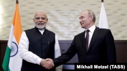 Preşedintele rus Vladimir Putin împreună cu premierul indian Narendra Modi la Soci