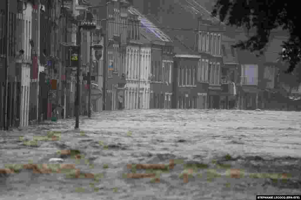 Cel puțin 20 de persoane au murit din cauza inundatiilor în Belgia.