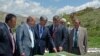 Президент Алмазбек Атамбаев (ортодо), Русгидронун башчысы Евгений Дод (оңдон экинчи) Нарындагы ГЭС курулуштарын талкуулоодо. 12-июнь, 2013-жыл