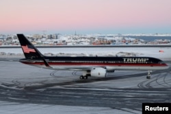 ABŞ-nyň prezidenti Donald Trampyň uçary Grenlandiýanyň Nuuk şäherinde gonýar, 2025-nji ýylyň 7-nji ýanwary.