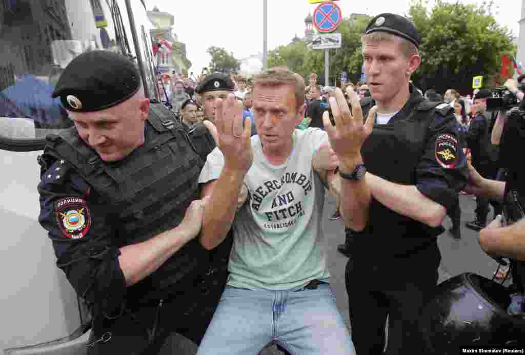 Poliția îl reține pe Navalnîi în timpul unui miting în sprijinul jurnalistului de investigații Ivan Golunov, care a fost reținut de poliție și acuzat de deținere de droguri pe 12 iunie 2019. 