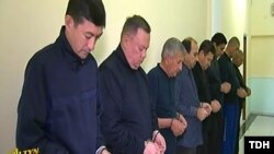 Туркменское телевидение показало обвиняемых в совершении преступлений и осуждённых бывших чиновников.
