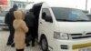 Пассажиры садятся в минивэн маршрутом "Астана - Кокшетау". Астана, 22 января 2013 года.