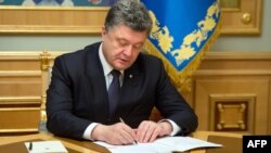President Petro Poroshenko, who had resisted the demands of activists and Western allies to create an anticorruption court, gave in surprisingly and suddenly. (file photo)