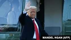 Поранешниот претседател на САД, Доналд Трамп при напуштање на функцијата на 20 јануари.