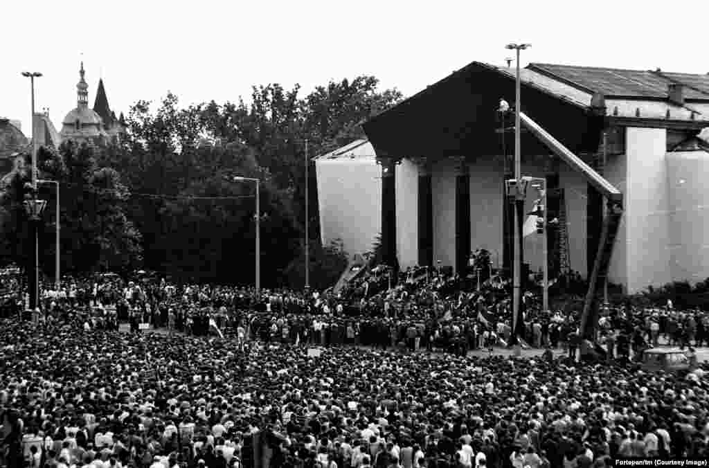 Huge crowds gather at Nagy’s reburial ceremony. Amid the 1956 uprising, Nagy had called in vain for Western help as Soviet forces moved in to crush the revolution. Nagy was hanged, then his body dumped face-down in an unmarked grave on the outskirts of Budapest. At Nagy’s reburial, speakers, including a 26-year-old Viktor Orban, called for free elections that would result in all Soviet troops leaving Hungary.