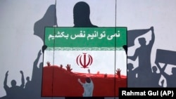 افغانها همواره از بد رفتاری ها در ایران شکایت داشته و میگویند که حکومت و برخی از ایرانی ها عرصه زنده گی را بر آنان تنگ ساخته اند. 