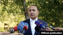 Վարչապետ Հովիկ Աբրահամյանը զրուցում է լրագրողների հետ, արխիվ