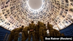 Militari israelieni la Muzeul Holocaustului „Yad Vashem” de la Ierusalim